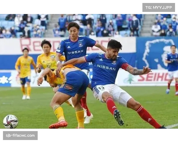 日联杯赛场，广岛三箭暂时3球压制柏太阳神，荒木与东俊希立功